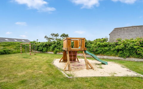 Algut - 200M from the Sea: Gras, Spielmittel, Garten, Rasen, Landscaping, Park, Spielplatz Rutsche, Spielplatz, Kunstrasen, Garten