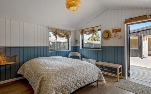 Varnava - 300M from the Sea: Holz, Schlafzimmer, Decke, Interior Design, Fussboden, Flooring, Bett, Bettdecke, Bedding, Zimmer