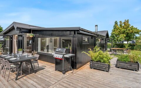 Varnava - 300M from the Sea: Dach, Zuhause, Hütte, Deck, Schatten, Abstellgleis, Hartholz, Garten, Outdoor Struktur, Veranda