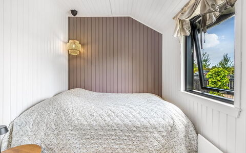 Varnava - 300M from the Sea: Holz, Schlafzimmer, Interior Design, Bett, Fussboden, Flooring, Decke, Bedding, Linens, Zuhause