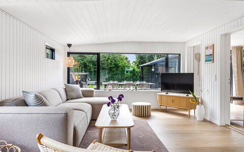 Varnava - 300M from the Sea: Holz, Interior Design, Couch, Flooring, Wohnzimmer, Möbel, Fussboden, Zuhause, Decke