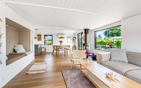 Varnava - 300M from the Sea: Interior Design, Flooring, Holz, Couch, Decke, Möbel, Fussboden, Wohnzimmer, Holzboden, Zimmer