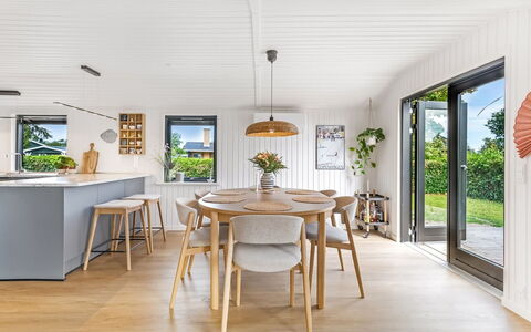 Varnava - 300M from the Sea: Möbel, Holz, Flooring, Küche & Esszimmer Tisch, Esszimmer, Tabelle, Interior Design, Holzboden, Fussboden, Stuhl