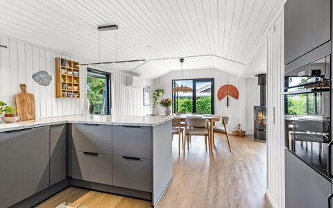 Varnava - 300M from the Sea: Flooring, Holz, Küche, Möbel, Countertop, Interior Design, Fussboden, Decke, Küchengerät, Holzboden