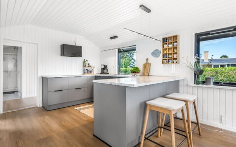 Varnava - 300M from the Sea: Flooring, Holz, Interior Design, Countertop, Möbel, Küche, Fussboden, Küchengerät, Decke, Holzboden