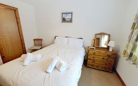 Glencarr: Bett, Schlafzimmer, Holz, Fussboden, Bettdecke, Möbel, Bedding, Flooring, Interior Design, Bettrahmen