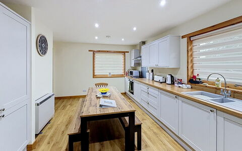 Glencarr: Interior Design, Möbel, Flooring, Holz, Decke, Fussboden, Küche, Countertop, Zimmer, Beleuchtung