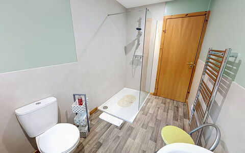 Glencarr: Flooring, Fussboden, Armatur, Badezimmer, Toilleten Sitz, Interior Design, Toilette, Installation, Fliese, Zapfhahn