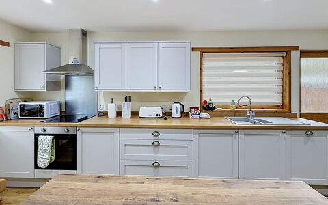 Glencarr: Küche, Möbel, Countertop, Küchengerät, Cabinetry, Interior Design, Holz, Flooring, Haushaltsgerät, Major Appliance