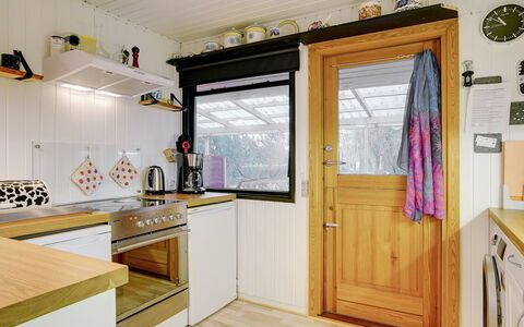 Aasta - 500M from the Sea: Holz, Interior Design, Flooring, Major Appliance, Fussboden, Zimmer, Möbel, Küchengerät, Küche, Decke