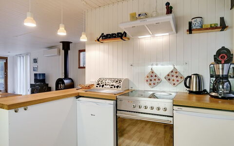 Aasta - 500M from the Sea: Küchengerät, Küche, Major Appliance, Holz, Countertop, Flooring, Interior Design, Decke, Haushaltsgerät, Zimmer