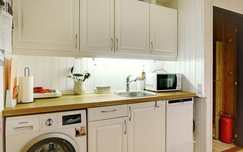 Aasta - 500M from the Sea: Major Appliance, Küchengerät, Waschmaschine, Countertop, Küche, Interior Design, Holz, Flooring, Cabinetry, Wäschetrockner