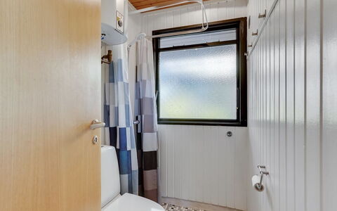 Aasta - 500M from the Sea: Armatur, Badezimmer, Flooring, Interior Design, Fussboden, Toilette, Installation, Toilleten Sitz, Zapfhahn, Zimmer