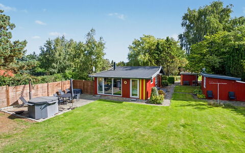 Aasta - 500M from the Sea: Haus, Zuhause, Wohngebiet, Dach, Garten, Hütte, Rasen, Hinterhof, Garten, Gartenbauten