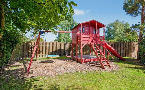 Aasta - 500M from the Sea: Spielplatz Rutsche, Öffentlicher Raum, Garten, Spielmittel, Rutsche, Rasen, Spielplatz, Hinterhof, Garten, Landscaping