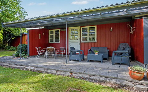 Aasta - 500M from the Sea: Hütte, Tür, Schatten, Garten, Garten, Hinterhof, Rasen, Gartenbauten, Stuhl, Abstellgleis