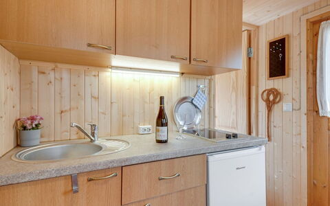Ingebore - 500M from the Sea: Holz, Flooring, Küche, Interior Design, Countertop, Sinken, Fussboden, Cabinetry, Armatur, Möbel