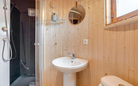 Ingebore - 500M from the Sea: Wand, Holz, Flooring, Armatur, Fussboden, Bad Sink, Interior Design, Badezimmer, Decke, Sinken