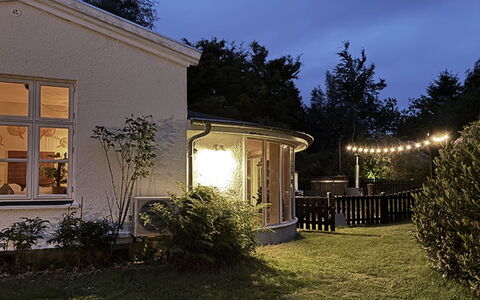 Bine - 200M from the Sea: Zuhause, Beleuchtung, Light Fixture, Garten, Hütte, Estate, Garten, Landscaping, Abend, Hinterhof