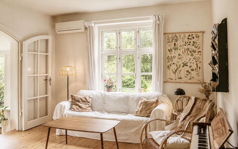 Bine - 200M from the Sea: Möbel, Interior Design, Flooring, Wand, Fussboden, Holz, Couch, Wohnzimmer, Zuhause, Textil