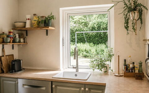 Bine - 200M from the Sea: Interior Design, Countertop, Blumentopf, Küche, Beleuchtung, Zimmerpflanze, Möbel, Zuhause, Küchengerät, Cabinetry