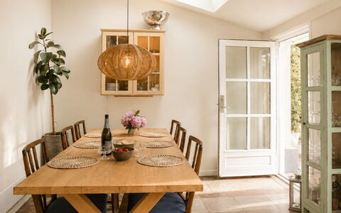Bine - 200M from the Sea: Möbel, Interior Design, Flooring, Tabelle, Holz, Stuhl, Fussboden, Küche & Esszimmer Tisch, Esszimmer, Light Fixture