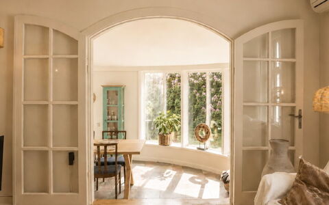Bine - 200M from the Sea: Möbel, Interior Design, Flooring, Wand, Fussboden, Holz, Decke, Beleuchtung, Holzboden, Zuhause