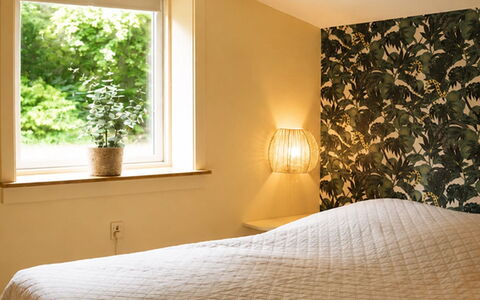 Bine - 200M from the Sea: Holz, Interior Design, Schlafzimmer, Braun, Fussboden, Flooring, Möbel, Bettdecke, Zimmer, Bedding