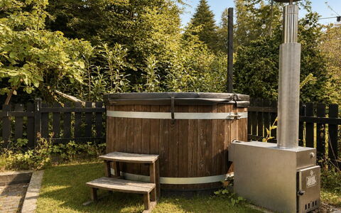 Bine - 200M from the Sea: Holz, Garten, Hartholz, Holzbeize, Hinterhof, Armatur, Outdoor Struktur, Garten, Blockhaus, Gartenbauten