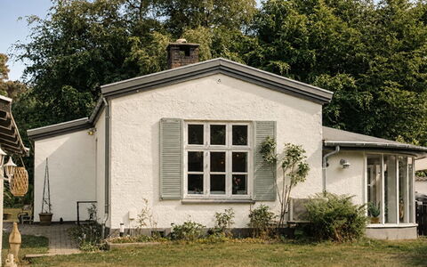Bine - 200M from the Sea: Gebäude, Fenster, Haus, Dach, Zuhause, Fassade, Wohngebiet, Hütte, Strauch, Tür
