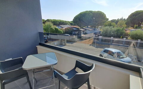 Duplex: Blau, Balkon, Geländer, Wohnung, Zaun, Meer, Resort, Eigentumswohnung, Schwimmbad, Hotel
