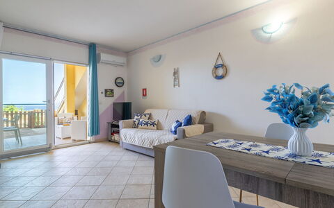 Sunset House Isola Rossa: Blau, Balkon, Geländer, Wohnung, Zaun, Meer, Resort, Eigentumswohnung, Schwimmbad, Hotel
