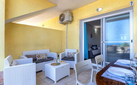 Sunset House Isola Rossa: Blau, Balkon, Geländer, Wohnung, Zaun, Meer, Resort, Eigentumswohnung, Schwimmbad, Hotel