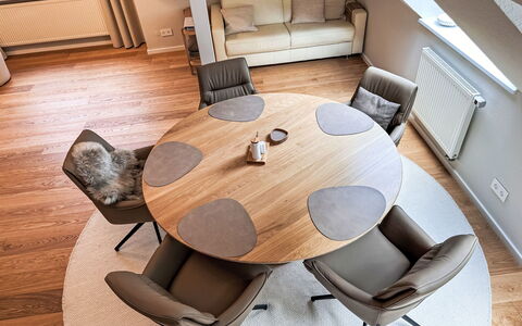 The Oak Suite: Möbel, Interior Design, Flooring, Fussboden, Holz, Stuhl, Tabelle, Beleuchtung, Braun, Wohnzimmer