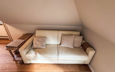 The Oak Suite: Möbel, Flooring, Holz, Couch, Fussboden, Interior Design, Holzboden, Wohnzimmer, Braun, Zuhause