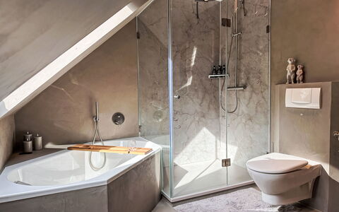 The Oak Suite: Armatur, Flooring, Badewanne, Badezimmer, Fussboden, Interior Design, Installation, Zapfhahn, Sinken, Zimmer