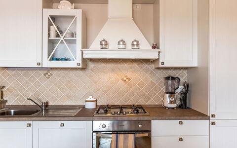 Vacanze Levante: Küche, Holz, Interior Design, Cabinetry, Flooring, Countertop, Herd, Küchengerät, Light Fixture, Decke