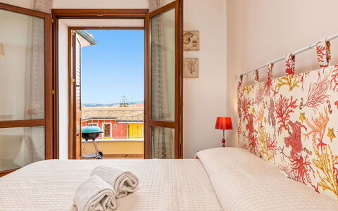 Vacanze Levante: Wand, Holz, Schlafzimmer, Interior Design, Zuhause, Bett, Bettdecke, Bedding, Linens, Fussboden