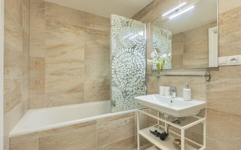 Smichov Kosire Jinonice 1: Flooring, Fussboden, Badezimmer, Interior Design, Armatur, Fliese, Installation, Badewanne, Zapfhahn