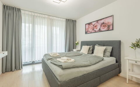 Smichov Kosire Jinonice 1: Interior Design, Flooring, Holz, Bett, Fussboden, Möbel, Schlafzimmer, Textil, Decke, Zimmer