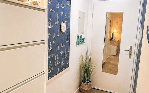Burhave 201: Flooring, Fussboden, Interior Design, Zimmer, Holzboden, Holzbeize, Hartholz, Laminatboden, Bilderrahmen, Farbe