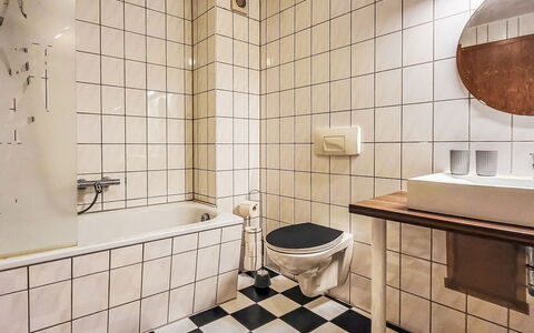 Marktblick: Wand, Badezimmer, Armatur, Flooring, Fussboden, Interior Design, Installation, Toilette, Toilleten Sitz, Zapfhahn