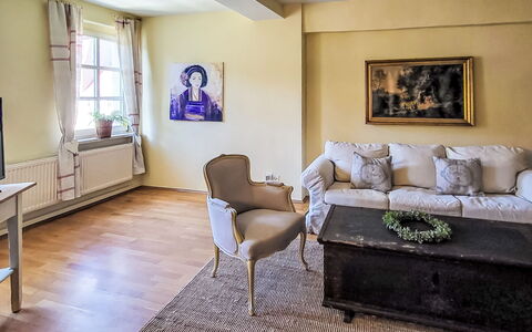 Marktblick: Möbel, Interior Design, Flooring, Fussboden, Wand, Couch, Holz, Zimmer, Decke, Wohnzimmer