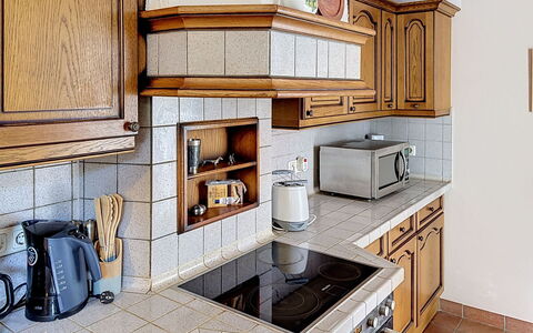 Janike: Küche, Countertop, Cabinetry, Küchengerät, Interior Design, Flooring, Holz, Möbel, Major Appliance, Fussboden