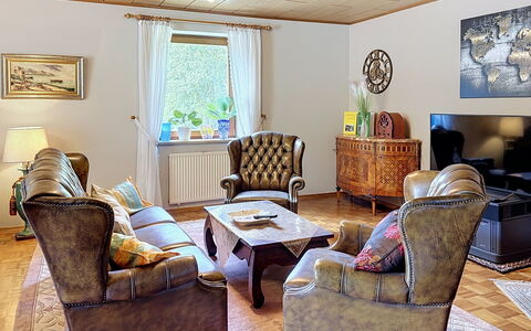 Janike: Möbel, Interior Design, Flooring, Couch, Holz, Fussboden, Zimmer, Decke, Tabelle, Wohnzimmer