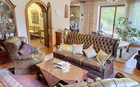 Janike: Möbel, Interior Design, Couch, Flooring, Fussboden, Wohnzimmer, Holz, Zimmer, Beleuchtung, Zuhause
