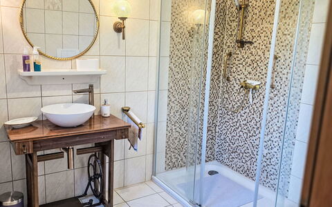 Janike: Badezimmer, Armatur, Flooring, Interior Design, Fussboden, Bad Sink, Zapfhahn, Installation, Beleuchtung, Sinken