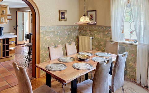 Janike: Möbel, Interior Design, Wand, Flooring, Holz, Tabelle, Light Fixture, Decke, Fussboden, Esszimmer