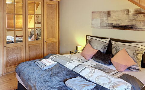 Janike: Möbel, Bett, Interior Design, Schlafzimmer, Bedding, Bettdecke, Holz, Fussboden, Flooring, Zimmer
