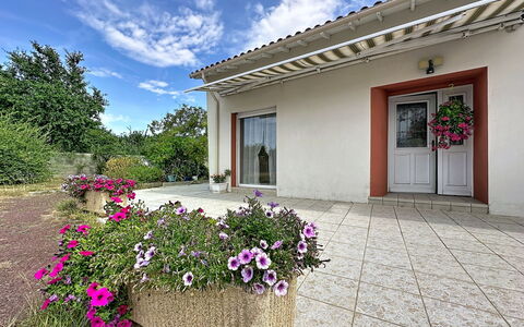 La Toulière: Blume, Strauch, Haus, Zuhause, Garten, Tür, Hütte, Landscaping, Garten